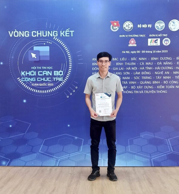 Anh Ksor Hăn đạt giải khuyến khích Hội thi Tin học trẻ khối cán bộ, công chức trẻ toàn quốc. Ảnh: Bích Kiều Anh Ksor Hăn đạt giải khuyến khích Hội thi Tin học trẻ khối cán bộ, công chức trẻ toàn quốc. Ảnh: Bích Kiều