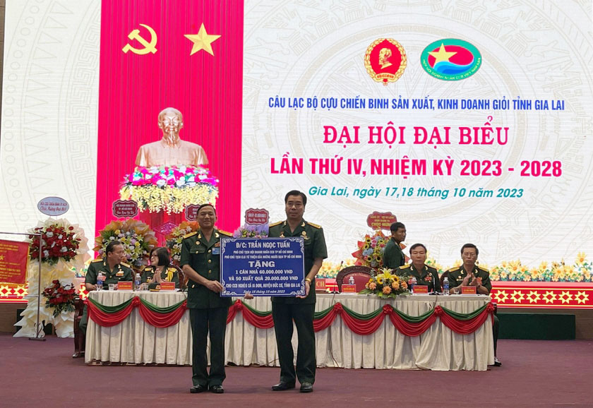 Đồng chí Nay Hứ-Chủ tịch Hội Cựu chiến binh tỉnh nhận kinh phí hỗ trợ xây dựng nhà nghĩa tình đồng đội và các phần quà cho hội viên cựu chiến binh có hoàn cảnh khó khăn. Ảnh: Anh Huy