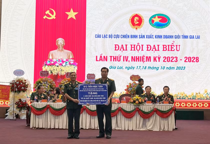 Đồng chí Nay Hứ-Chủ tịch Hội Cựu chiến binh tỉnh nhận kinh phí hỗ trợ xây dựng nhà nghĩa tình đồng đội và các phần quà cho hội viên cựu chiến binh có hoàn cảnh khó khăn. Ảnh: Anh Huy