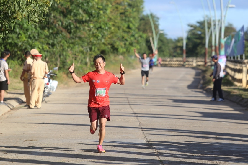 Phó Chủ tịch UBND tỉnh Nguyễn Hữu Quế hoàn thành cự ly 10 km. Ảnh: Văn Ngọc Phó Chủ tịch UBND tỉnh Nguyễn Hữu Quế hoàn thành cự ly 10 km. Ảnh: Văn Ngọc