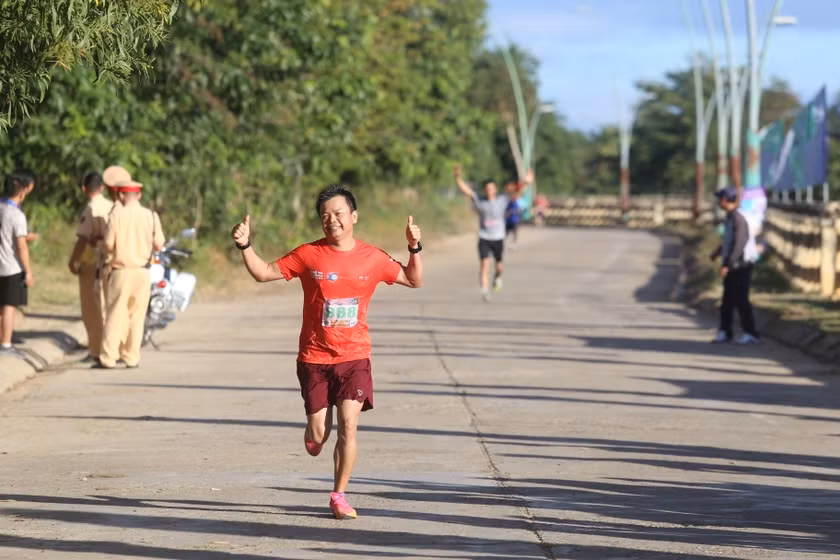 Phó Chủ tịch UBND tỉnh Nguyễn Hữu Quế hoàn thành cự ly 10 km. Ảnh: Văn Ngọc