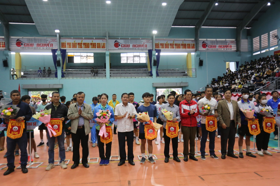 Lãnh đạo Sở Văn hóa-Thể thao và Du lịch tặng cờ lưu niệm và hoa cho các đoàn tham gia. Ảnh: Văn Ngọc Lãnh đạo Sở Văn hóa-Thể thao và Du lịch tặng cờ lưu niệm và hoa cho các đoàn tham gia. Ảnh: Văn Ngọc