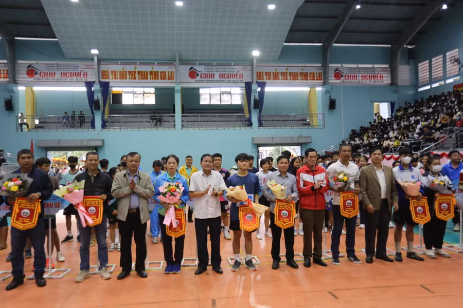 Lãnh đạo Sở Văn hóa-Thể thao và Du lịch tặng cờ lưu niệm và hoa cho các đoàn tham gia. Ảnh: Văn Ngọc