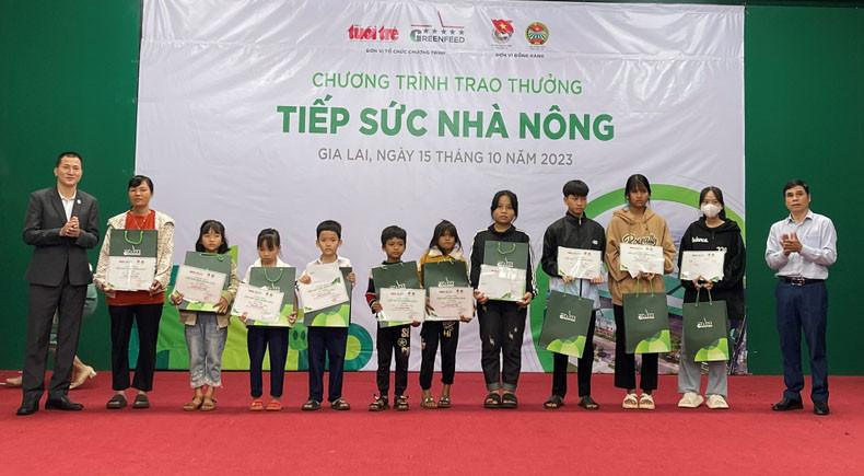 Đại diện lãnh đạo Hội Nông dân tỉnh và Công ty cổ phần Greenfeed Việt Nam trao thưởng cho các em học sinh, sinh viên vượt khó học giỏi. Ảnh: Anh Huy Đại diện lãnh đạo Hội Nông dân tỉnh và Công ty cổ phần Greenfeed Việt Nam trao thưởng cho các em học sinh, sinh viên vượt khó học giỏi. Ảnh: Anh Huy