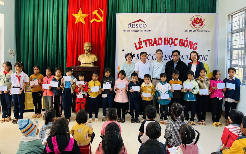 Ban Dân vận Tỉnh ủy Gia Lai phối hợp Tổng Công ty Địa ốc Sài Gòn-TNHH một thành viên tặng học bổng cho học sinh xã Ia Pếch (huyện Ia Grai). Ảnh: M.N Ban Dân vận Tỉnh ủy Gia Lai phối hợp Tổng Công ty Địa ốc Sài Gòn-TNHH một thành viên tặng học bổng cho học sinh xã Ia Pếch (huyện Ia Grai). Ảnh: M.N