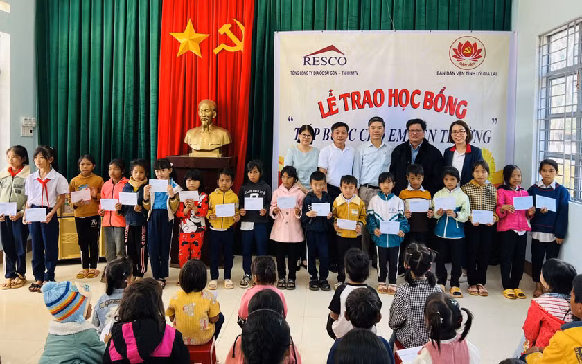 Ban Dân vận Tỉnh ủy Gia Lai phối hợp Tổng Công ty Địa ốc Sài Gòn-TNHH một thành viên tặng học bổng cho học sinh xã Ia Pếch (huyện Ia Grai). Ảnh: M.N