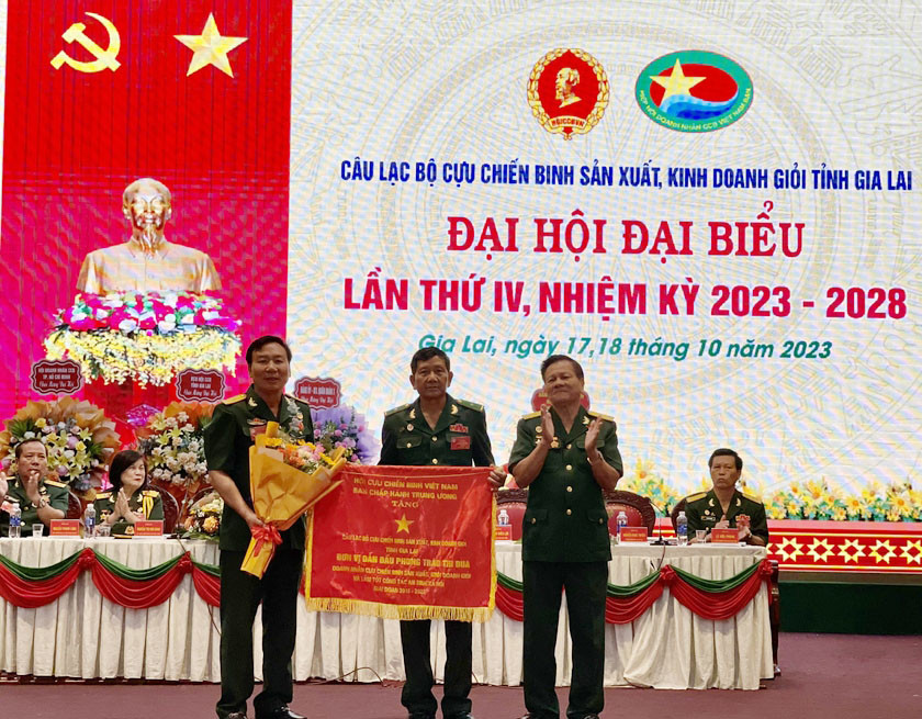Phó Chủ tịch Hiệp hội Doanh nhân Cựu chiến binh Việt Nam Nguyễn Đình Trường trao cờ thi đua của Ban Chấp hành Trung ương Hội Cựu chiến binh Việt Nam cho Câu lạc bộ “Cựu chiến binh sản xuất-kinh doanh giỏi” tỉnh. Ảnh: Anh Huy