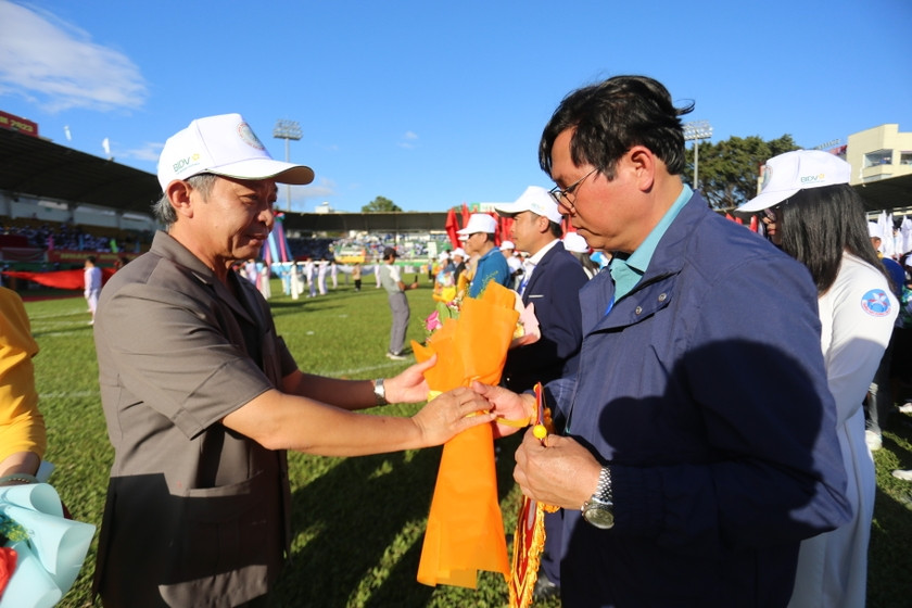 Ông Huỳnh Thế Mạnh-Trưởng Ban Tuyên giáo Tỉnh ủy trao cờ lưu niệm cho các đoàn vận động viên. Ảnh: Văn Ngọc