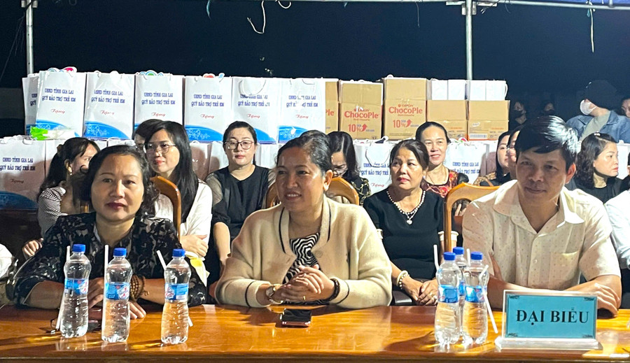 Các đại biểu dự chương trình “Đêm hội trăng rằm” nhân dịp Tết Trung thu năm 2024, tại sân vận động của xã Yang Bắc, huyện Đak Pơ. Ảnh: Ngọc Minh Các đại biểu dự chương trình “Đêm hội trăng rằm” nhân dịp Tết Trung thu năm 2024, tại sân vận động của xã Yang Bắc, huyện Đak Pơ. Ảnh: Ngọc Minh