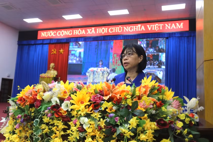 Phó Chủ tịch phụ trách UBND tỉnh phát biểu khai mạc hội nghị. Ảnh: Văn Ngọc