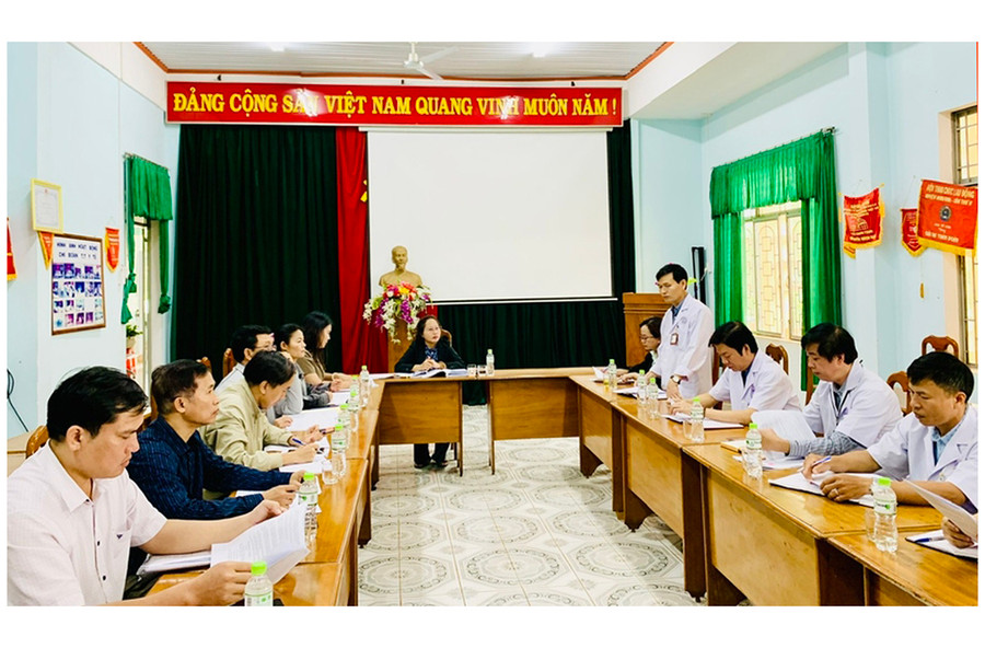 Đoàn giám sát của Hội đồng Nhân dân tỉnh Gia Lai giám sát đấu thầu, cung ứng thuốc tại Trung tâm Y tế huyện Mang Yang. Ảnh: Như Nguyện Đoàn giám sát của Hội đồng Nhân dân tỉnh Gia Lai giám sát đấu thầu, cung ứng thuốc tại Trung tâm Y tế huyện Mang Yang. Ảnh: Như Nguyện