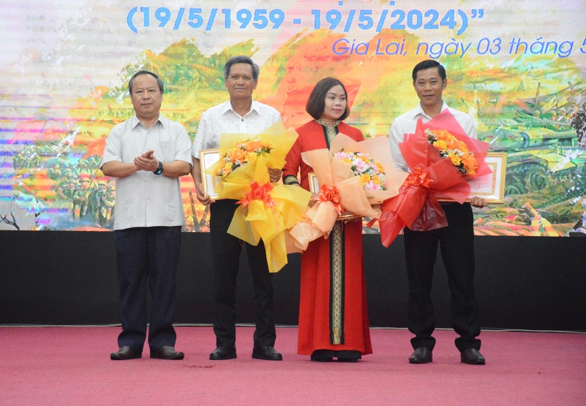 Phó Bí thư Thường trực Tỉnh ủy Châu Ngọc Tuấn trao giải tập thể cho Đảng bộ các huyện, thị xã: Ayun Pa, Chư Prông, Ia Pa. Ảnh: Lam Nguyên Phó Bí thư Thường trực Tỉnh ủy Châu Ngọc Tuấn trao giải tập thể cho Đảng bộ các huyện, thị xã: Ayun Pa, Chư Prông, Ia Pa. Ảnh: Lam Nguyên