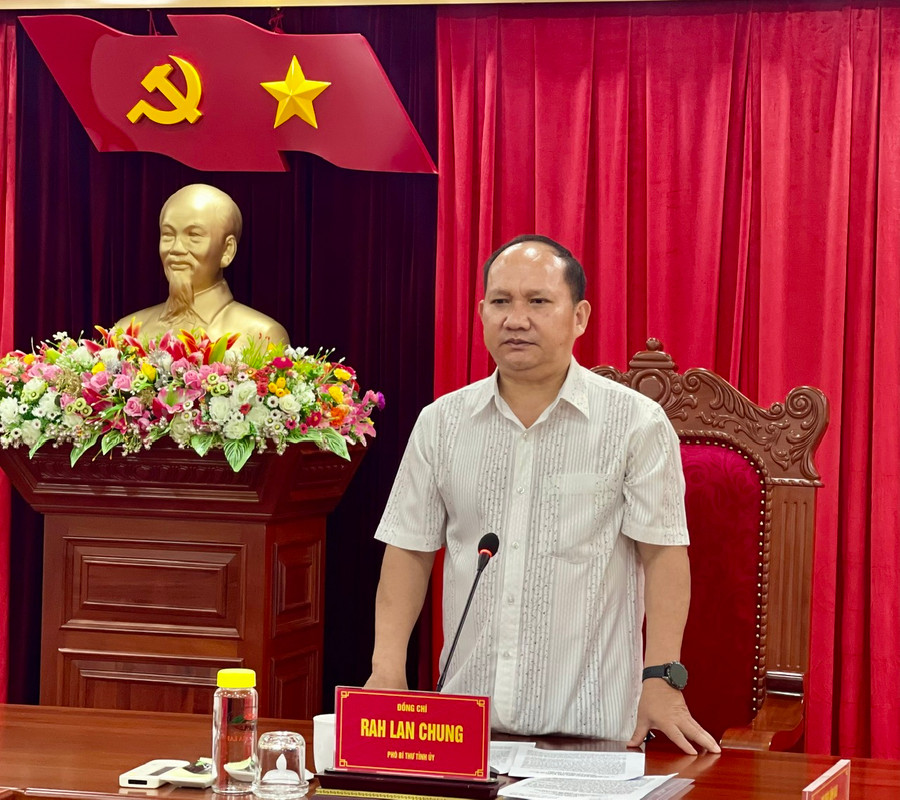 Phó Bí thư Tỉnh ủy Rah Lan Chung phát biểu tại hội nghị. Ảnh: P.D Phó Bí thư Tỉnh ủy Rah Lan Chung phát biểu tại hội nghị. Ảnh: P.D