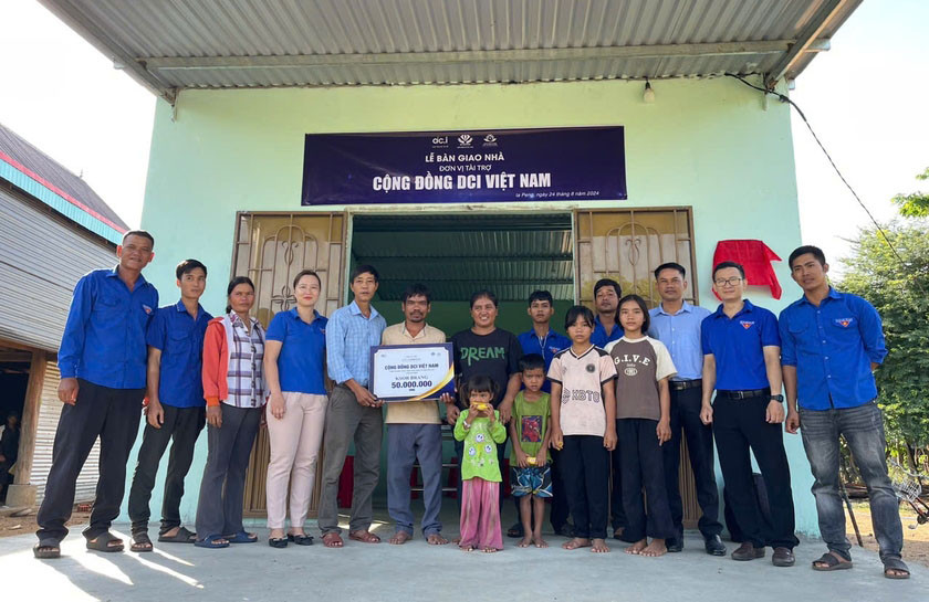 Lễ bàn giao nhà cho gia đình anh Ksor Brang (thứ 6 từ trái sang, thôn Sô Ma Hang B). Ảnh: Vũ Chi