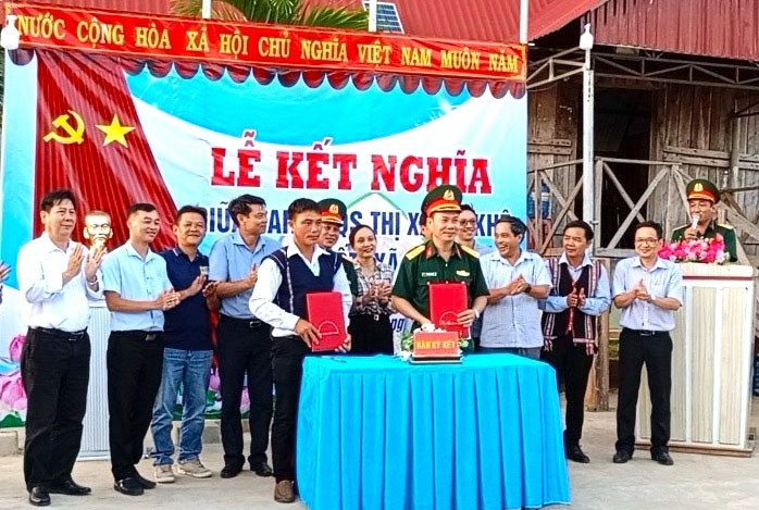 Đại diện Ban Chỉ huy quân sự thị xã An Khê và đại diện làng Pốt (xã Song An, thị xã An Khê) ký kết giao ước kết nghĩa. Ảnh: Đức Thành Đại diện Ban Chỉ huy quân sự thị xã An Khê và đại diện làng Pốt (xã Song An, thị xã An Khê) ký kết giao ước kết nghĩa. Ảnh: Đức Thành