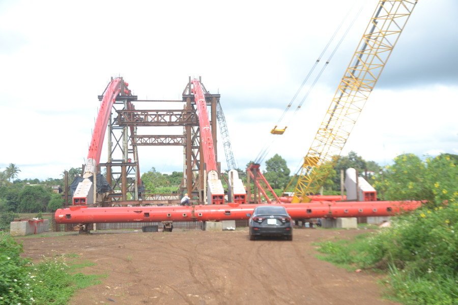 Cầu Biển Hồ đang hoàn thiện, nối những niềm vui. Ảnh: Hoàng Cư.