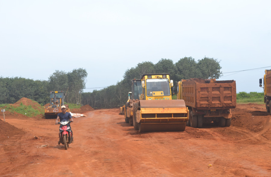 Thi công đường hành lang kinh tế phía Đông tại địa bàn làng Ia Klai, xã Ia Băng, huyện Đak Đoa. Ảnh: Hoàng Cư