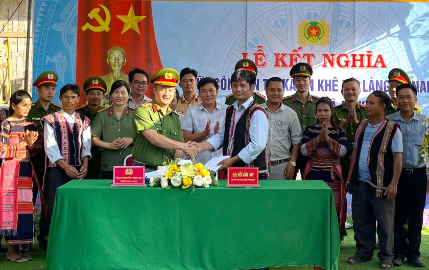 Lãnh đạo Công an thị xã An Khê và đại diện làng Pơ Nang (xã Tú An) ký kết bản giao ước kết nghĩa. Ảnh: Ngọc Minh Lãnh đạo Công an thị xã An Khê và đại diện làng Pơ Nang (xã Tú An) ký kết bản giao ước kết nghĩa. Ảnh: Ngọc Minh