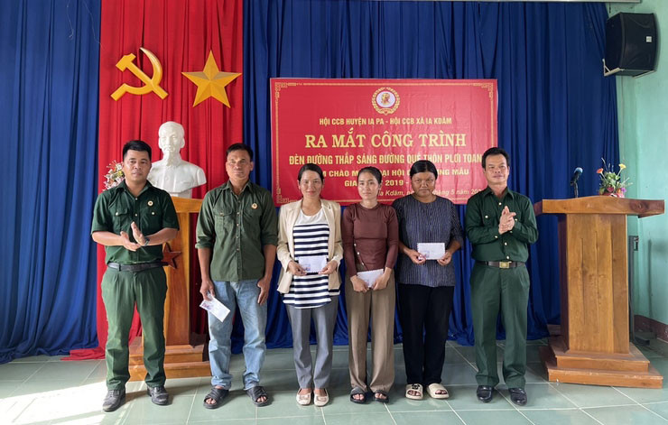 Hội Cựu chiến binh xã khen thưởng những cá nhân có thành tích xuất sắc trong triển khai công trình. Ảnh: Vũ Chi