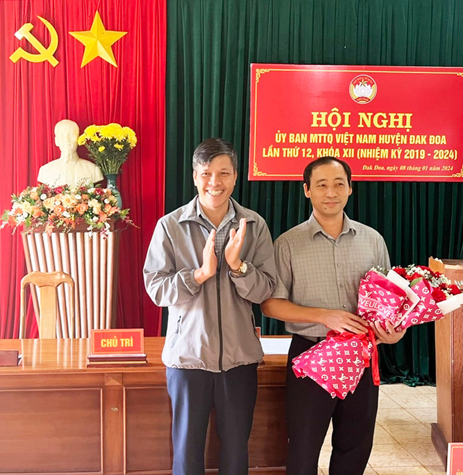 Phó Chủ tịch Ủy ban MTTQ Việt Nam tỉnh Đinh Ngọc Hải (bìa trái) tặng hoa chúc mừng Tân Chủ tịch Ủy ban MTTQ Việt Nam huyện Đak Đoa Trần Đức Phú. Ảnh Thanh Nhật Phó Chủ tịch Ủy ban MTTQ Việt Nam tỉnh Đinh Ngọc Hải (bìa trái) tặng hoa chúc mừng Tân Chủ tịch Ủy ban MTTQ Việt Nam huyện Đak Đoa Trần Đức Phú. Ảnh Thanh Nhật