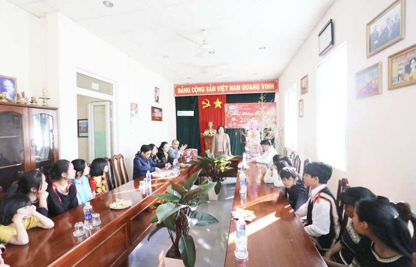 Đoàn đã đến thăm các em nhỏ cơ nhỡ tại Làng trẻ em SOS Pleiku. Ảnh: Văn Ngọc