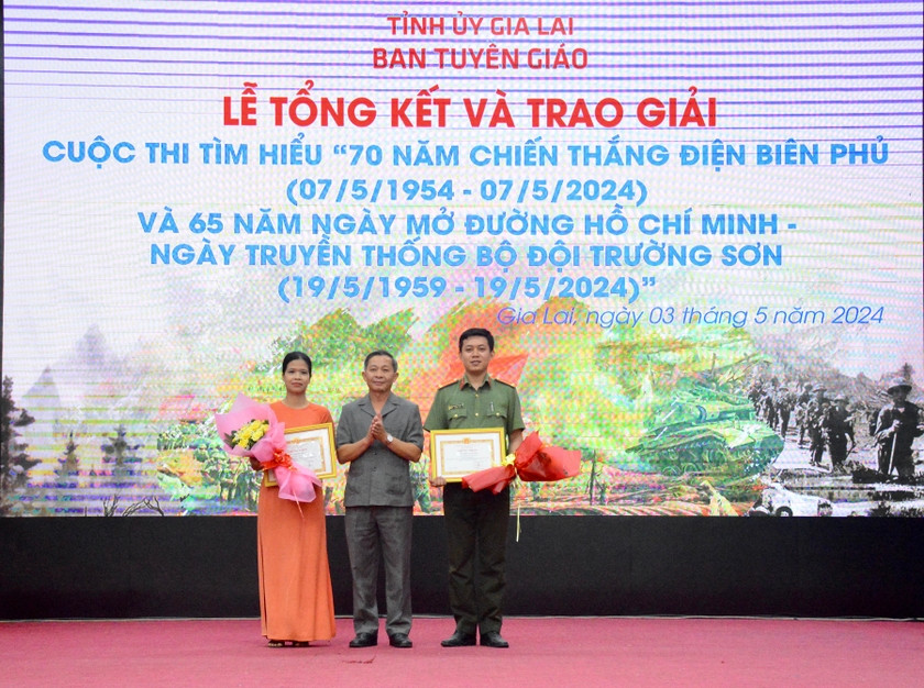 Đồng chí Huỳnh Thế Mạnh-Ủy viên Ban Thường vụ Tỉnh ủy, Trưởng ban Tuyên giáo Tỉnh ủy, Trưởng ban Tổ chức cuộc thi trao giải nhất cho chị Vũ Phạm Thanh Lan và anh Nguyễn Cao Nguyên. Ảnh: Lam Nguyên Đồng chí Huỳnh Thế Mạnh-Ủy viên Ban Thường vụ Tỉnh ủy, Trưởng ban Tuyên giáo Tỉnh ủy, Trưởng ban Tổ chức cuộc thi trao giải nhất cho chị Vũ Phạm Thanh Lan và anh Nguyễn Cao Nguyên. Ảnh: Lam Nguyên