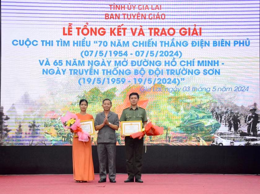 Đồng chí Huỳnh Thế Mạnh-Ủy viên Ban Thường vụ Tỉnh ủy, Trưởng ban Tuyên giáo Tỉnh ủy, Trưởng ban Tổ chức cuộc thi trao giải nhất cho chị Vũ Phạm Thanh Lan và anh Nguyễn Cao Nguyên. Ảnh: Lam Nguyên