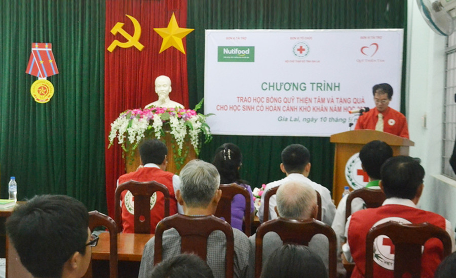 Ông Dương Đình Diện-Chủ tịch Hội CTĐ tỉnh Gia Lai phát biểu tại lễ trao học bổng Quỹ Thiện Tâm và tặng quà học sinh, sinh viên có hoàn cảnh khó khăn năm học 2024-2025. Ảnh: Hoàng Minh Ông Dương Đình Diện-Chủ tịch Hội CTĐ tỉnh Gia Lai phát biểu tại lễ trao học bổng Quỹ Thiện Tâm và tặng quà học sinh, sinh viên có hoàn cảnh khó khăn năm học 2024-2025. Ảnh: Hoàng Minh