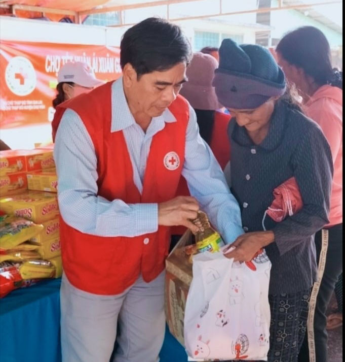 Ông Cao Xuân Nam-Phó Chủ tịch Hội Chữ thập đỏ tỉnh trao quà cho người nghèo xã Ia Khươl, huyện Chư Păh. Ảnh: Hoàng Cư Ông Cao Xuân Nam-Phó Chủ tịch Hội Chữ thập đỏ tỉnh trao quà cho người nghèo xã Ia Khươl, huyện Chư Păh. Ảnh: Hoàng Cư