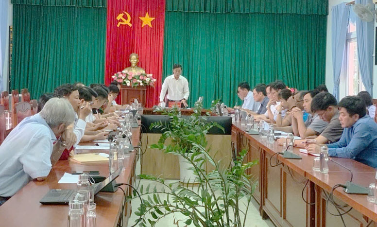 Bí thư Huyện ủy Ia Pa Nguyễn Minh Trưởng phát biểu kết luận tại buổi họp Tiểu ban Văn kiện. Ảnh: Mai Linh