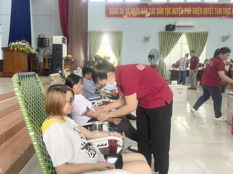 Đông đảo người dân Phú Thiện tham gia hiến máu tình nguyện. Ảnh: Vũ Chi Đông đảo người dân Phú Thiện tham gia hiến máu tình nguyện. Ảnh: Vũ Chi