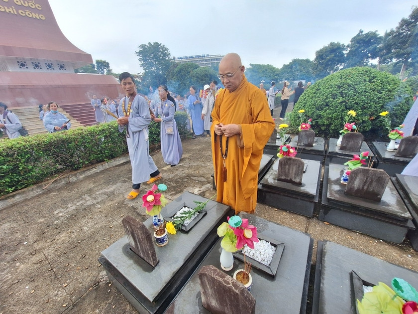 Tăng, ni và phật tử trong tỉnh viếng các anh hùng liệt sĩ đang yên nghỉ tại Nghĩa trang liệt sĩ tỉnh. Ảnh Thanh Nhật