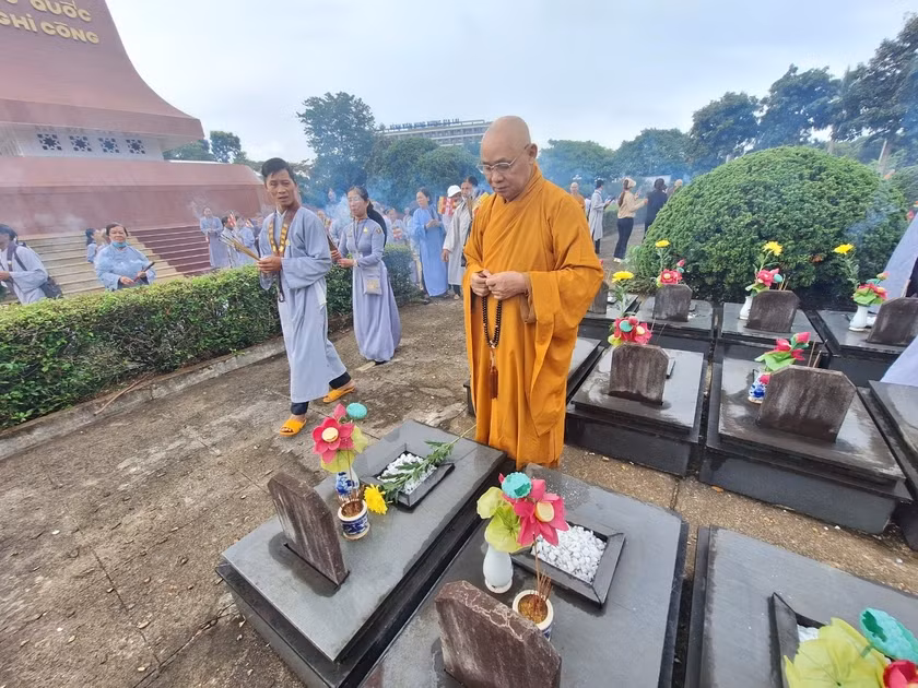 Tăng, ni và phật tử trong tỉnh viếng các anh hùng liệt sĩ đang yên nghỉ tại Nghĩa trang liệt sĩ tỉnh. Ảnh Thanh Nhật