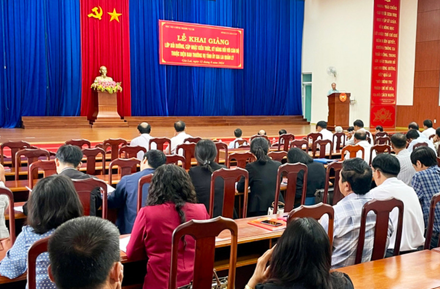 Có 80 học viên là cán bộ thuộc diện Ban Thường vụ Tỉnh ủy quản lý tham gia lớp học. Ảnh: Lam Nguyên Có 80 học viên là cán bộ thuộc diện Ban Thường vụ Tỉnh ủy quản lý tham gia lớp học. Ảnh: Lam Nguyên