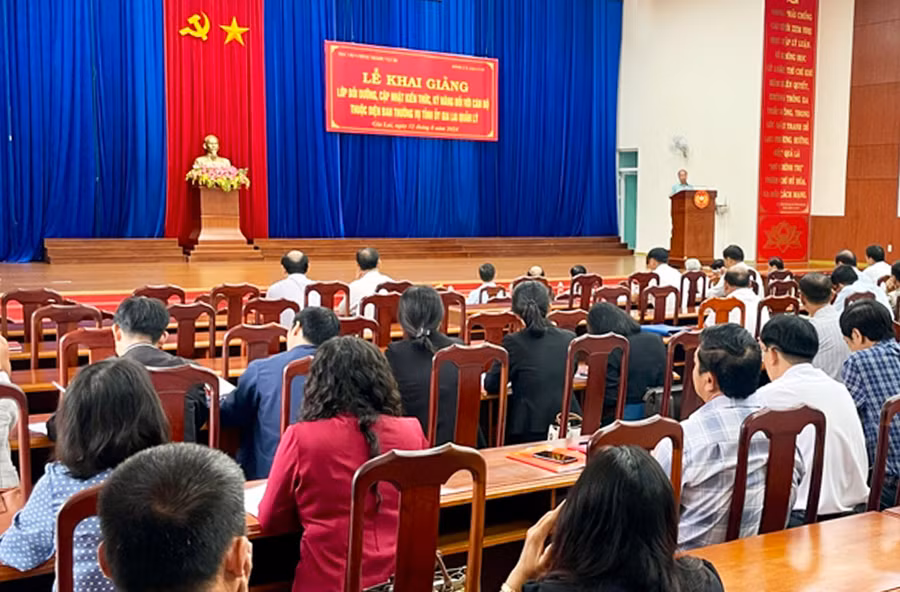 Có 80 học viên là cán bộ thuộc diện Ban Thường vụ Tỉnh ủy quản lý tham gia lớp học. Ảnh: Lam Nguyên