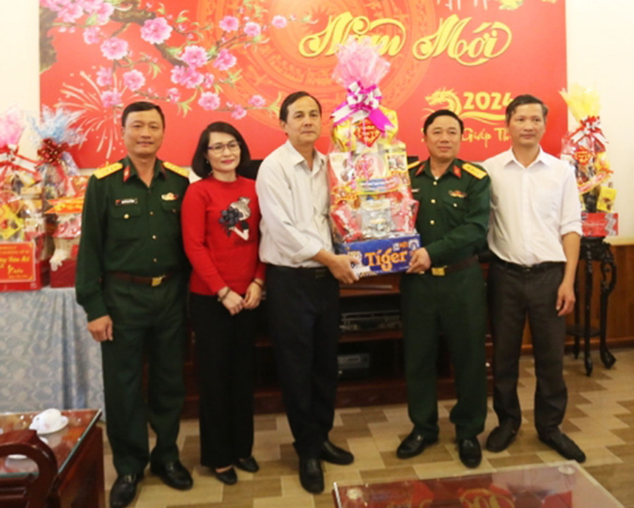 Đoàn công tác đến chúc Tết tại Lữ đoàn 132. Ảnh: Văn Ngọc Đoàn công tác đến chúc Tết tại Lữ đoàn 132. Ảnh: Văn Ngọc