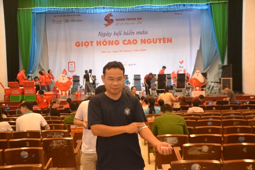 Anh Hồ Xuân Toản-cán bộ Bảo tàng tỉnh Gia Lai vừa HMTN xong. Ảnh: Hoàng Cư