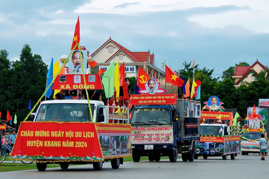 Xe hoa diễu hành trên trục đường chính tại thị trấn Kbang, huyện Kbang. Ảnh: Đức Thụy Xe hoa diễu hành trên trục đường chính tại thị trấn Kbang, huyện Kbang. Ảnh: Đức Thụy