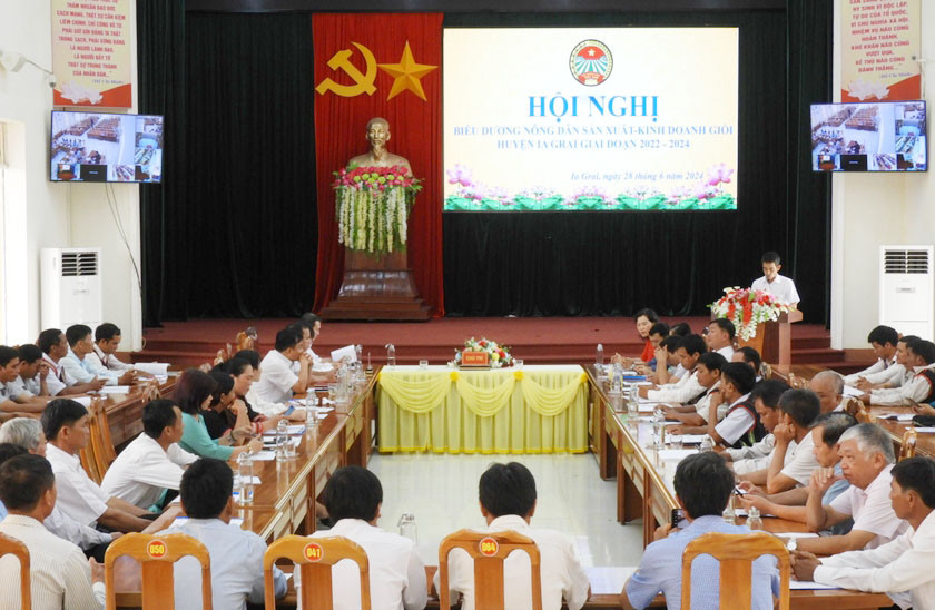 Quang cảnh hội nghị biểu dương nông dân sản xuất - kinh doanh giỏi giai đoạn 2022 – 2024 do Hội Nông dân huyện Ia Grai tổ chức. Ảnh Thanh Nhật