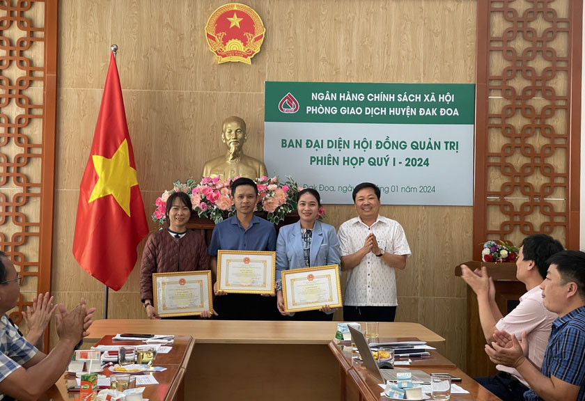 Các cá nhân được Ban đại diện Hội đồng quản trị Ngân hàng Chính sách xã hội tỉnh khen thưởng về thành tích xuất sắc trong công tác tín dụng chính sách năm 2023. Ảnh Thanh Nhật