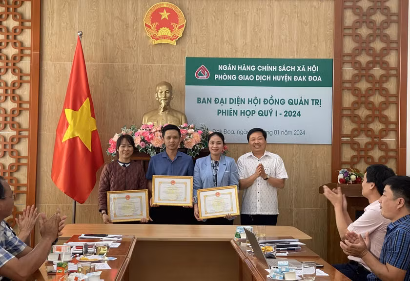 Các cá nhân được Ban đại diện Hội đồng quản trị Ngân hàng Chính sách xã hội tỉnh khen thưởng về thành tích xuất sắc trong công tác tín dụng chính sách năm 2023. Ảnh Thanh Nhật