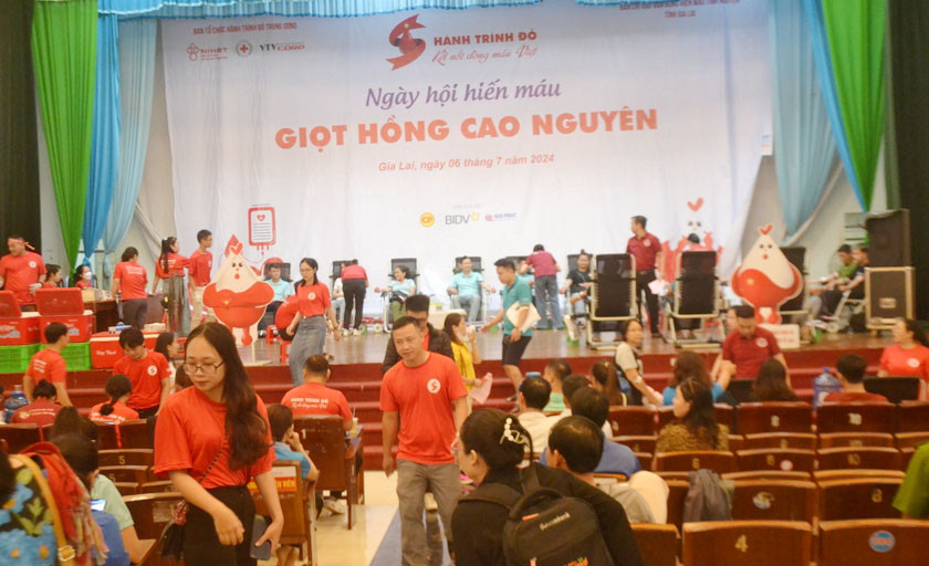 Quang cảnh Ngày hội hiến máu "Giọt hồng Cao Nguyên”, tại Nhà Thiếu nhi TP. Pleiku. Ảnh: Hoàng Cư
