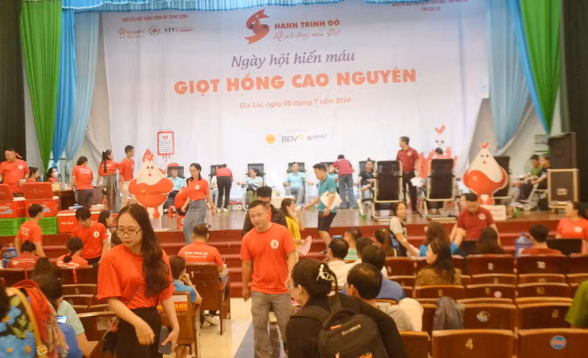 Quang cảnh Ngày hội hiến máu "Giọt hồng Cao Nguyên”, tại Nhà Thiếu nhi TP. Pleiku. Ảnh: Hoàng Cư
