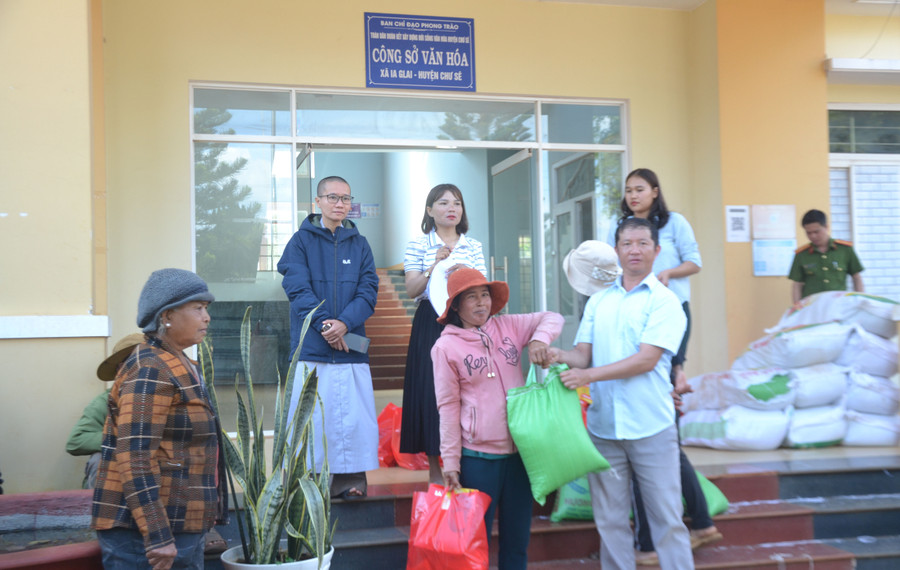 Sư cô Thích Nữ Viên Thông (người đeo kính bên trái)-đại diện chùa Từ An (TP. Huế) cùng cán bộ UBND xã Ia Glai trao tặng quà Tết cho những người nghèo ở xã. Ảnh: Hoàng Cư Sư cô Thích Nữ Viên Thông (người đeo kính bên trái)-đại diện chùa Từ An (TP. Huế) cùng cán bộ UBND xã Ia Glai trao tặng quà Tết cho những người nghèo ở xã. Ảnh: Hoàng Cư
