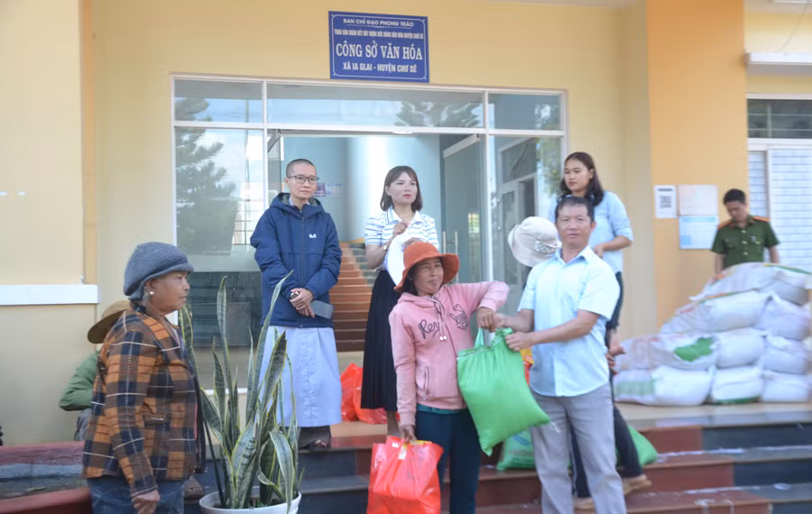 Sư cô Thích Nữ Viên Thông (người đeo kính bên trái)-đại diện chùa Từ An (TP. Huế) cùng cán bộ UBND xã Ia Glai trao tặng quà Tết cho những người nghèo ở xã. Ảnh: Hoàng Cư