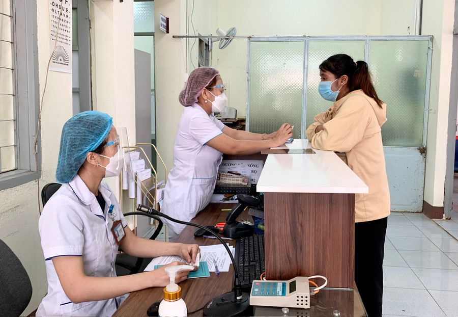 Nhân viên y tế tiếp đón người dân đến khám tại Bệnh viện 331. Ảnh: Như Nguyện Nhân viên y tế tiếp đón người dân đến khám tại Bệnh viện 331. Ảnh: Như Nguyện