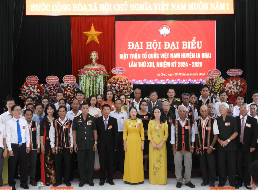 Ủy ban MTTQ Việt Nam huyện Ia Grai khoá XIII nhiệm kỳ 2024-2029 ra mắt nhận nhiệm vụ tại Đại hội. Ảnh: Thanh Nhật Ủy ban MTTQ Việt Nam huyện Ia Grai khoá XIII nhiệm kỳ 2024-2029 ra mắt nhận nhiệm vụ tại Đại hội. Ảnh: Thanh Nhật