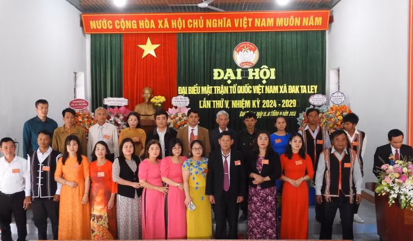 Ủy ban MTTQ Việt Nam xã Đak Ta Ley khoá V (nhiệm kỳ 2024-2029) ra mắt và nhận nhiệm vụ tại Đại hội. Ảnh Thanh Nhật