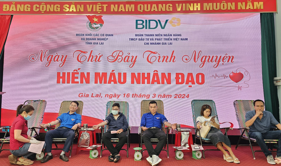 Đoàn viên, thanh niên tham gia hiến máu nhân đạo. Ảnh: M.N Đoàn viên, thanh niên tham gia hiến máu nhân đạo. Ảnh: M.N