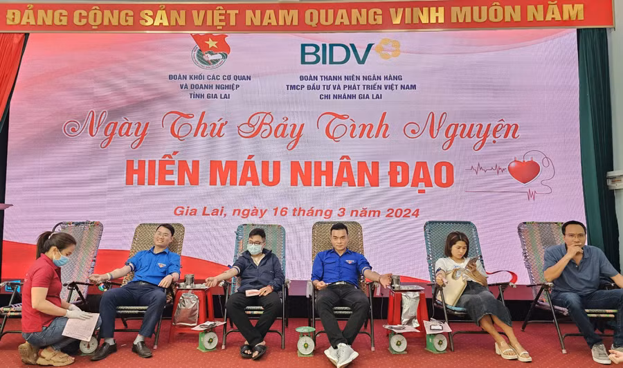Đoàn viên, thanh niên tham gia hiến máu nhân đạo. Ảnh: M.N Đoàn viên, thanh niên tham gia hiến máu nhân đạo. Ảnh: M.N